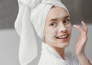 Чем и как правильно смывать макияж